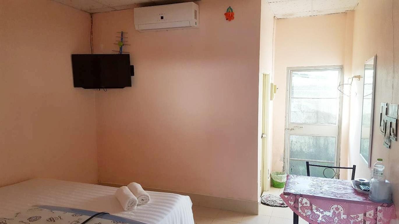 Montra Guesthouse Ranong Bagian luar foto