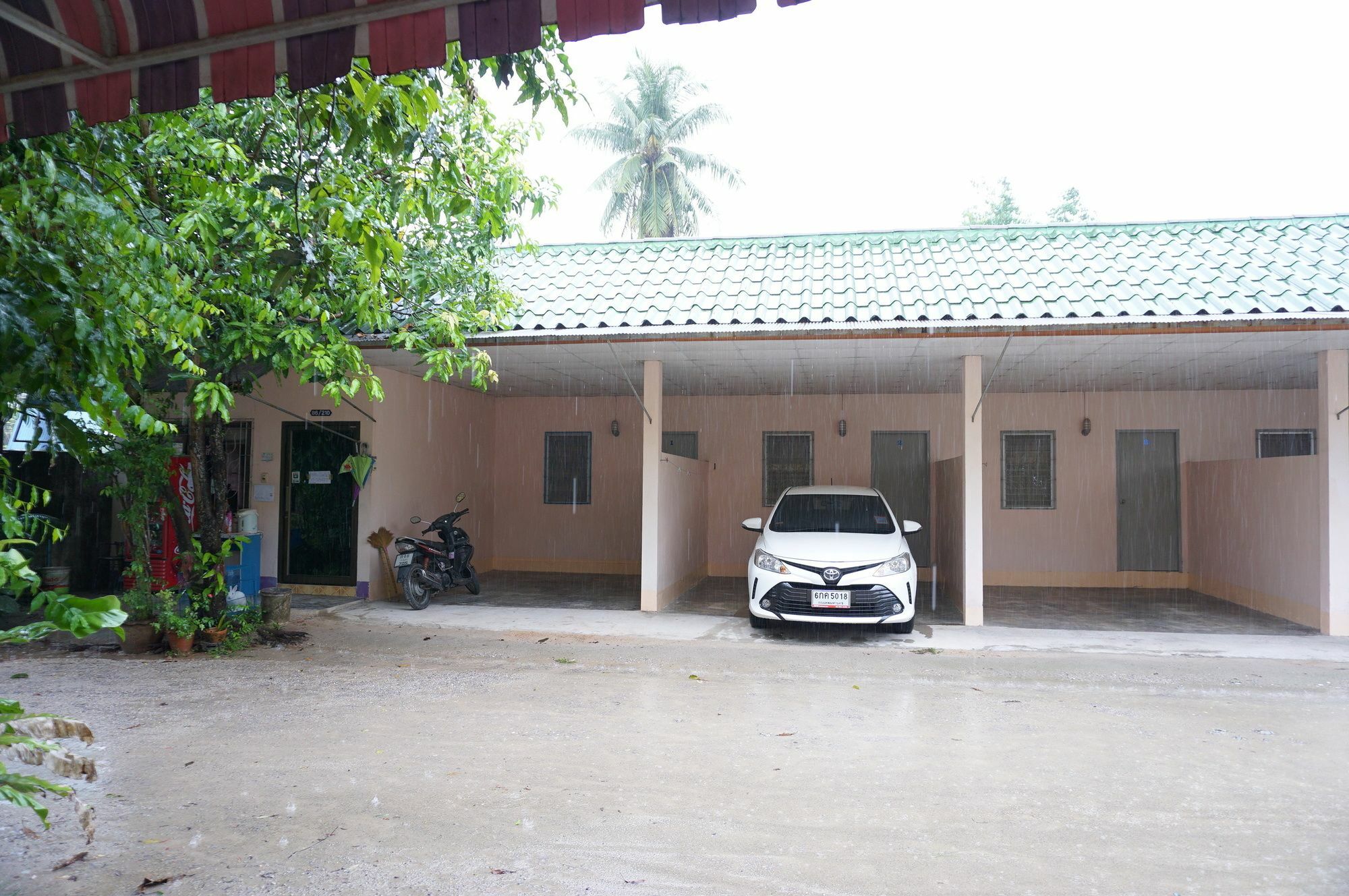 Montra Guesthouse Ranong Bagian luar foto
